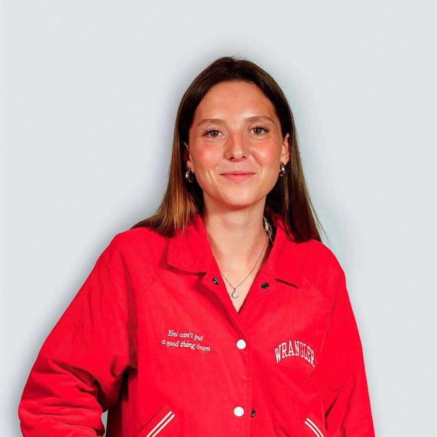 Portrait casual de Camille Touzot, cheffe de projet chez Novius (format carré)