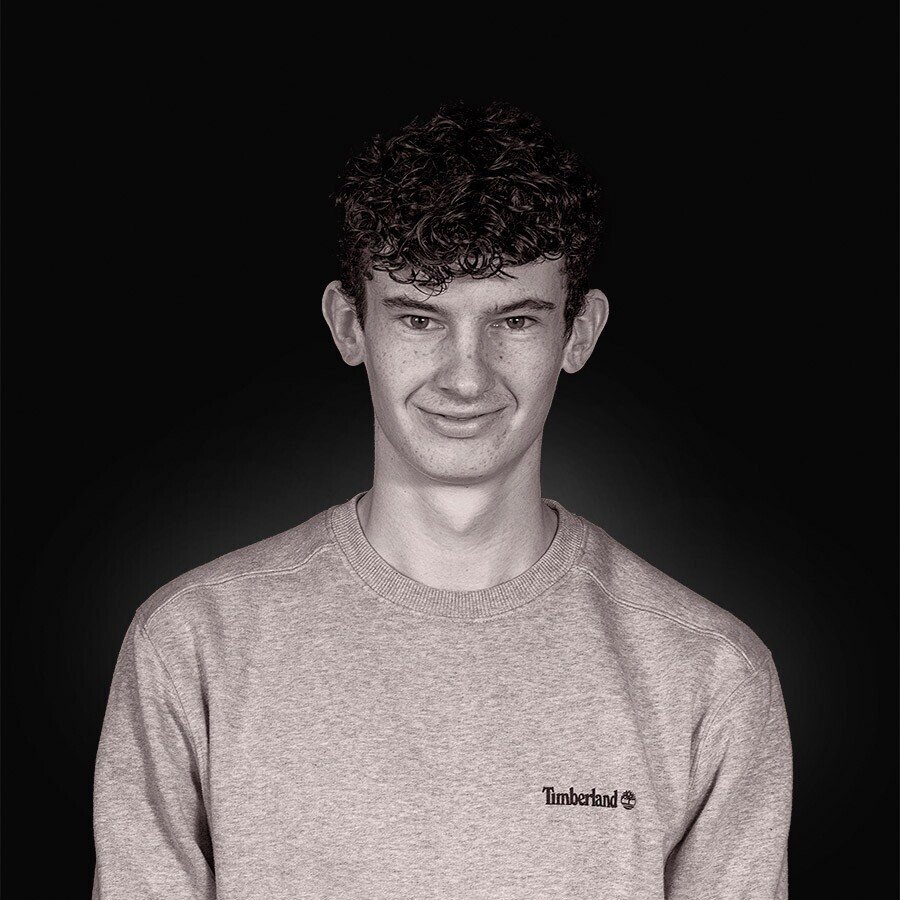 Photo professionnelle en noir et blanc de Mathieu Xavier, développeur en alternance chez Novius (format carré)