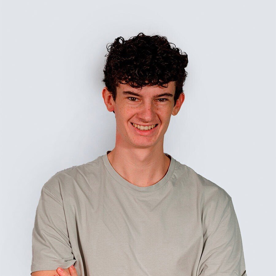 Photo casual en couleur de Mathieu Xavier, développeur en alternance chez Novius (format carré)